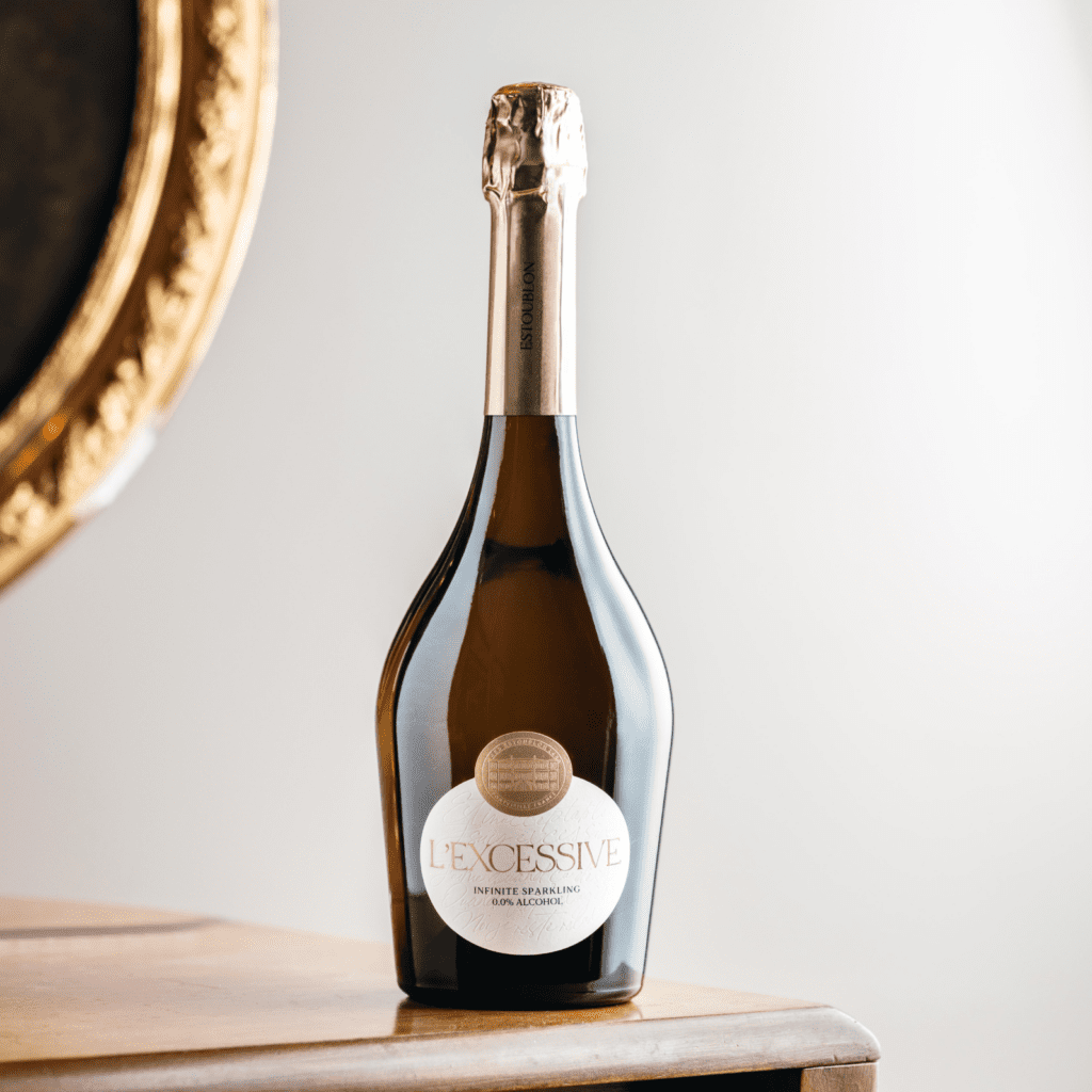 Bouteille champenoise de pétillant sans alcool. Bouteille opaque noire avec capsule dorée et étiquette blanche avec médaillon dorée. Mention